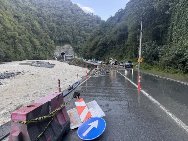 Rize'de Kara Yolu Çökmesi Sürücüleri Zora Sokuyor