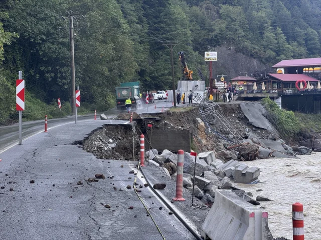 Rize'de Kara Yolu Çökmesi Sürücüleri Zora Sokuyor