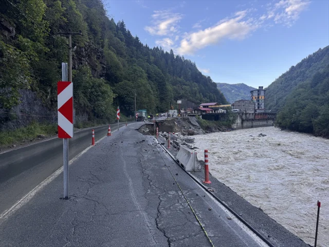 Rize'de Kara Yolu Çökmesi Sürücüleri Zora Sokuyor
