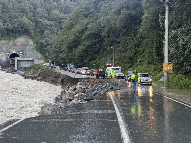 Rize'de Kara Yolu Çökmesi Sürücüleri Zora Sokuyor
