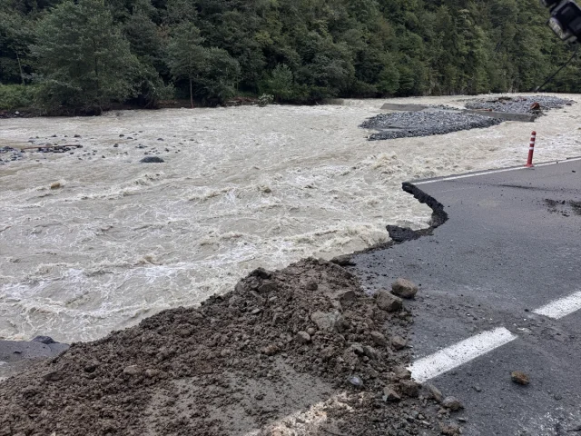Rize'de Kara Yolu Çökmesi Sürücüleri Zora Sokuyor