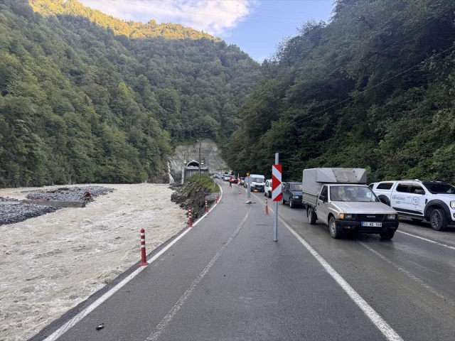 Rize'de Kara Yolu Çökmesi Sürücüleri Zora Sokuyor