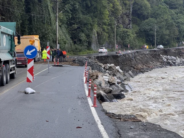 Rize'de Kara Yolu Çökmesi Sürücüleri Zora Sokuyor