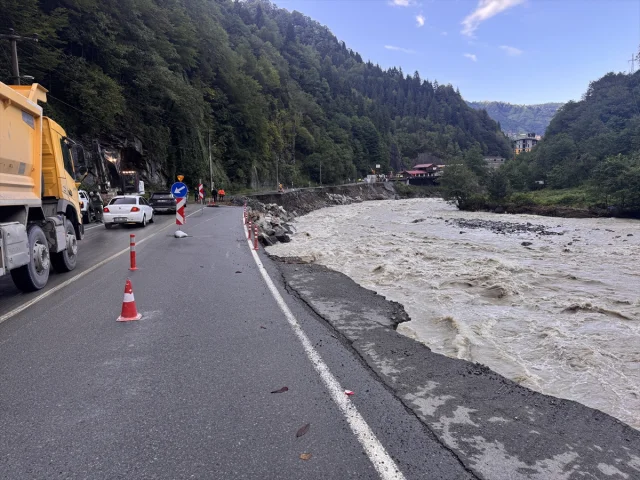 Rize'de Kara Yolu Çökmesi Sürücüleri Zora Sokuyor