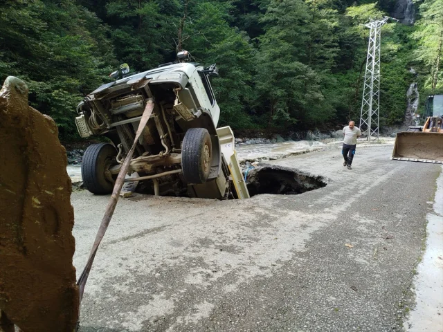 Artvin'de Kamyon Kazası: Heyelan Yolu Kapattı Sürücü Yaralandı