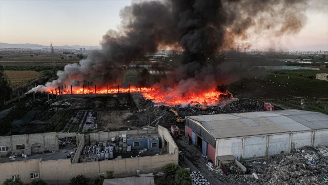 Adana'da Geri Dönüşüm Fabrikasında Büyük Yangın Görüntülendi