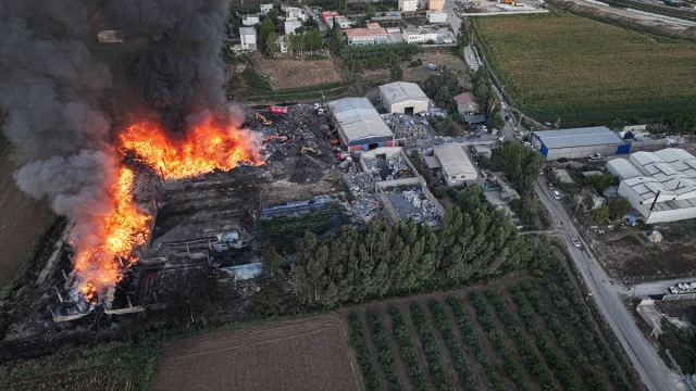 Adana'da Geri Dönüşüm Fabrikasında Büyük Yangın Görüntülendi