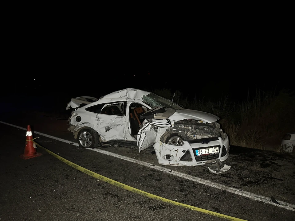 Uşak'ta Feci Kaza: Tırla Çarpışan Araçta Korkunç Son