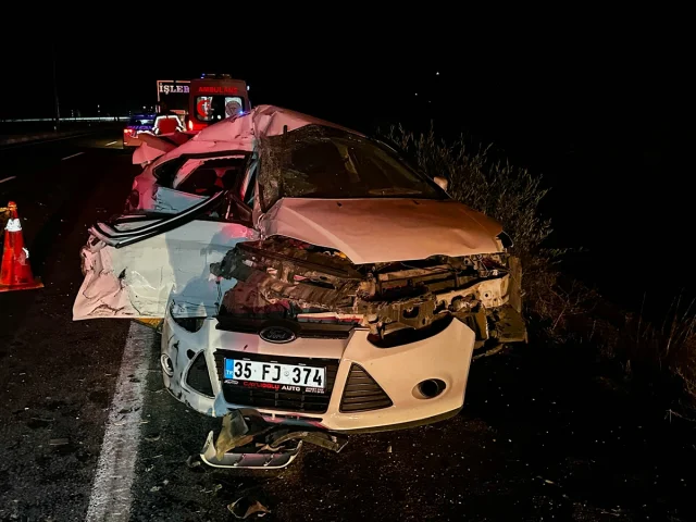 Uşak'ta Feci Kaza: Tırla Çarpışan Araçta Korkunç Son