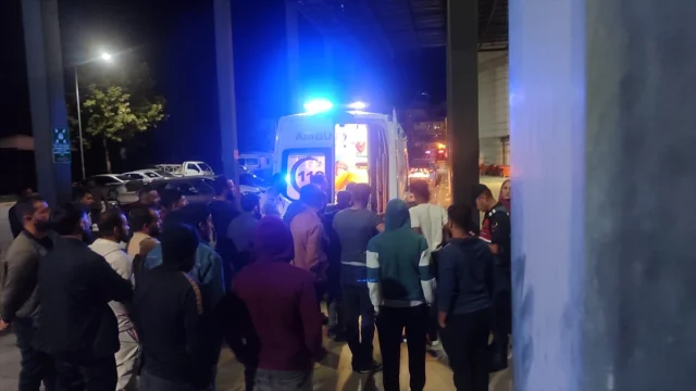 İzmir'de Feci Kaza: Kamyonet ile Otomobil Çarpıştı, Can Kaybı ve Yaralılar Var