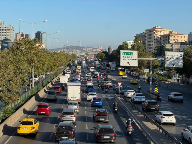 İstanbul Trafiğinde Pazartesi Kaosu: Hangi Bölgeler Tıkanıyo...