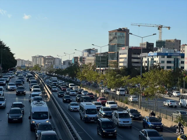 İstanbul Trafiğinde Pazartesi Kaosu: Hangi Bölgeler Tıkanıyor?