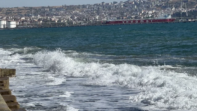 Tekirdağ'da Sert Poyraz Deniz Trafiğini Felç Etti