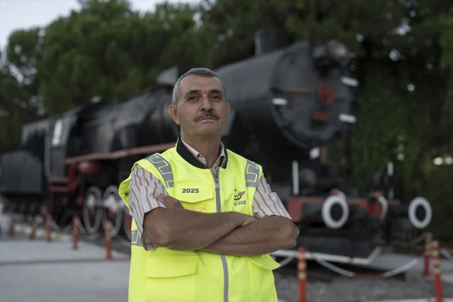 Bir Aile Destanı: 45 Yıldır Rayların Ustası Olan Demiryolu Çalışanının Hayatı