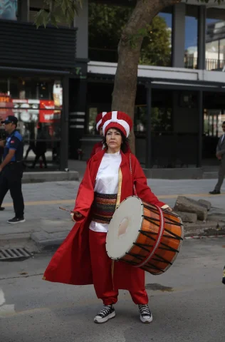 Davul Tutkusu Ayşe Ezer'i Mehter Takımının Yıldızı Yaptı