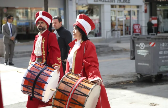 Davul Tutkusu Ayşe Ezer'i Mehter Takımının Yıldızı Yaptı