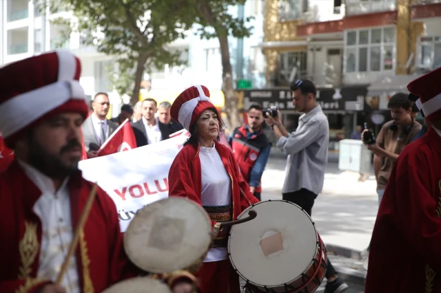 Davul Tutkusu Ayşe Ezer'i Mehter Takımının Yıldızı Yaptı