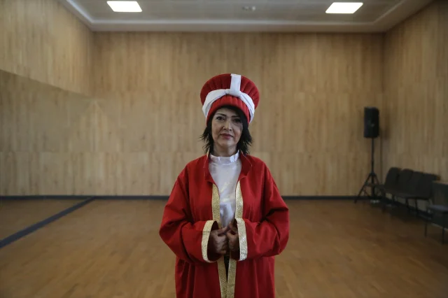 Davul Tutkusu Ayşe Ezer'i Mehter Takımının Yıldızı Yaptı
