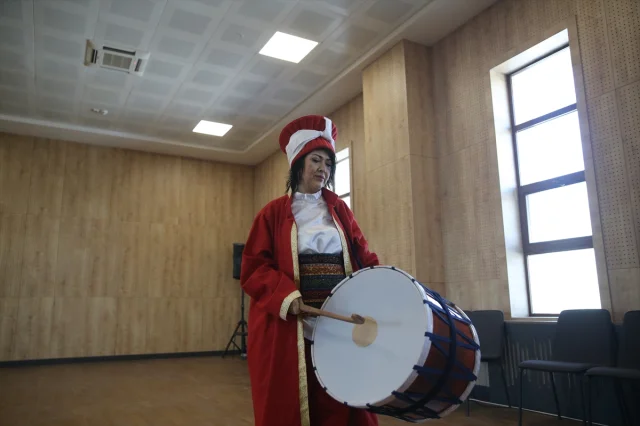 Davul Tutkusu Ayşe Ezer'i Mehter Takımının Yıldızı Yaptı