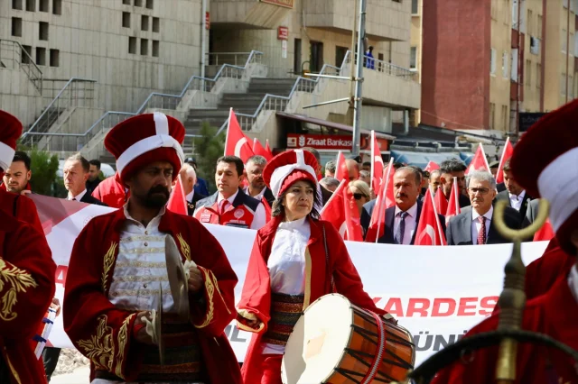 Davul Tutkusu Ayşe Ezer'i Mehter Takımının Yıldızı Yaptı