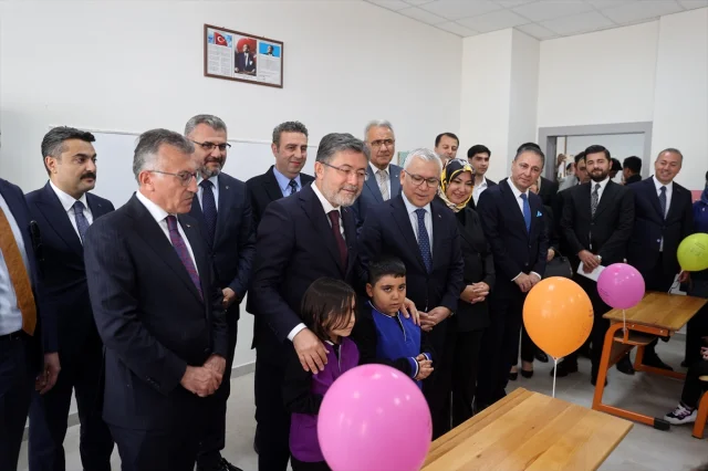 Bakan Yumaklı'nın Sürpriz Sözleri Sivas'ta Yankılandı - Geleceğimizin Teminatı: Çocuklar ve Doğa