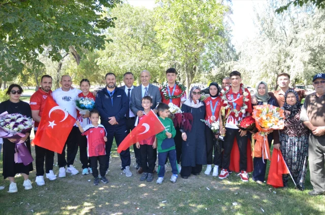 Türk Genç Kick Boksçular Yurda Döndü: Madalyalarla Taçlandır...