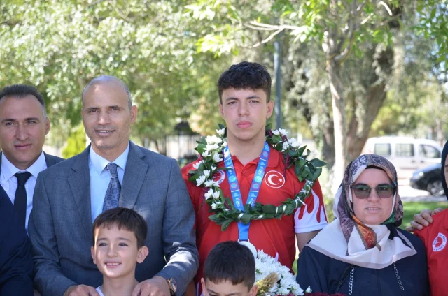 Türk Genç Kick Boksçular Yurda Döndü: Madalyalarla Taçlandırılmış Zafer