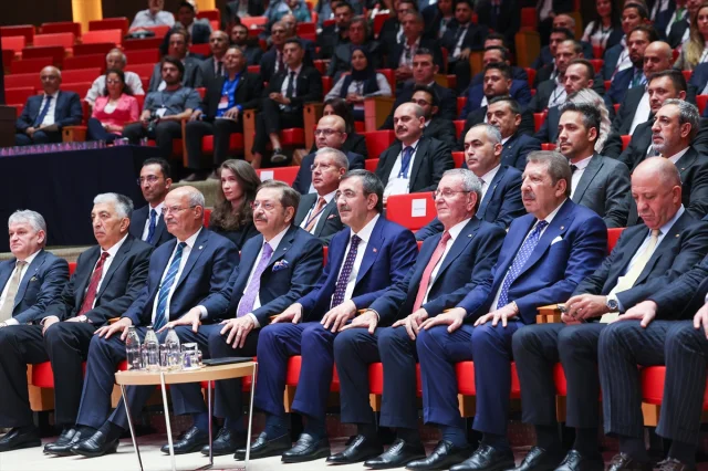 Cumhurbaşkanı Yardımcısı Yılmaz Uluslararası Rekabeti Değerl...