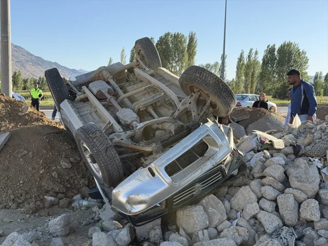 Kahramanmaraş'ta Sürpriz Kaza Anı: Devrilen Cip ve Yaralıların Durumu