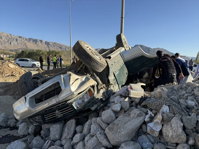 Kahramanmaraş'ta Sürpriz Kaza Anı: Devrilen Cip ve Yaralıların Durumu