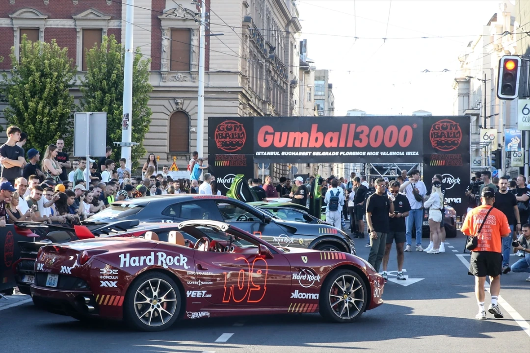 Gumball 3000 Rallisi Lüks Araçlarıyla Belgrad'da Gövde Gösterisi Yaptı