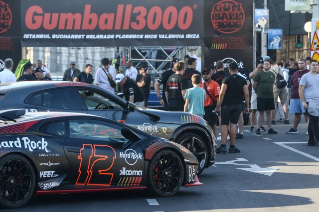 Gumball 3000 Rallisi Lüks Araçlarıyla Belgrad'da Gövde Gösterisi Yaptı