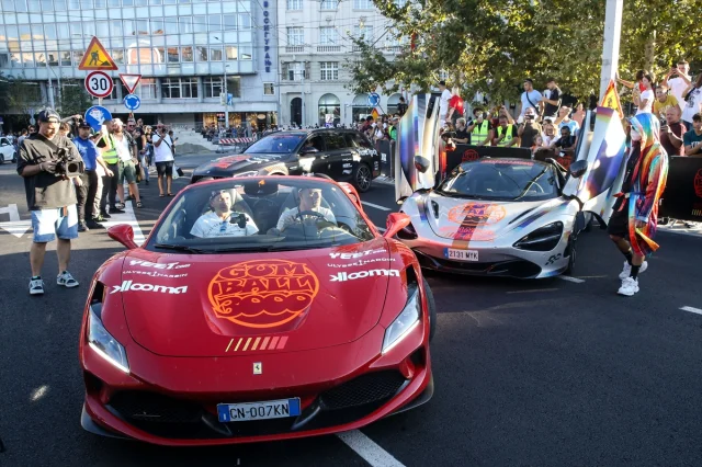 Gumball 3000 Rallisi Lüks Araçlarıyla Belgrad'da Gövde Gösterisi Yaptı