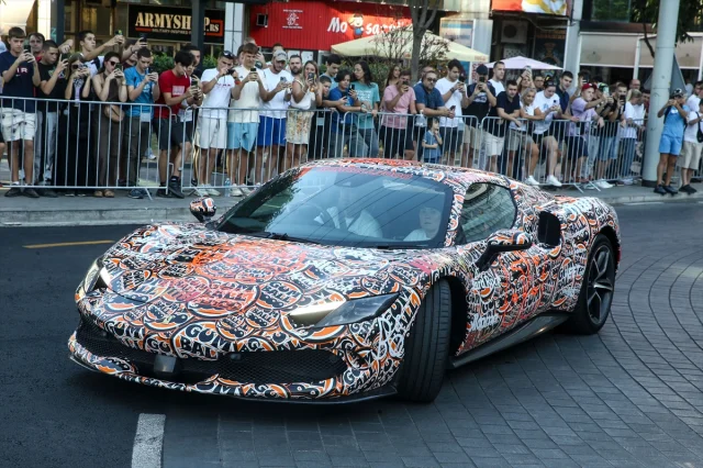 Gumball 3000 Rallisi Lüks Araçlarıyla Belgrad'da Gövde Gösterisi Yaptı