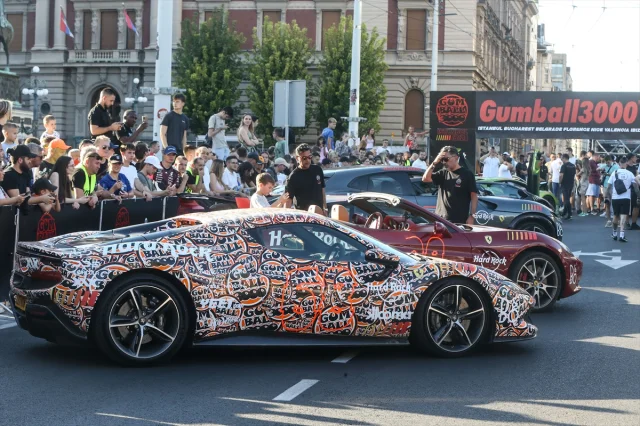 Gumball 3000 Rallisi Lüks Araçlarıyla Belgrad'da Gövde Gösterisi Yaptı