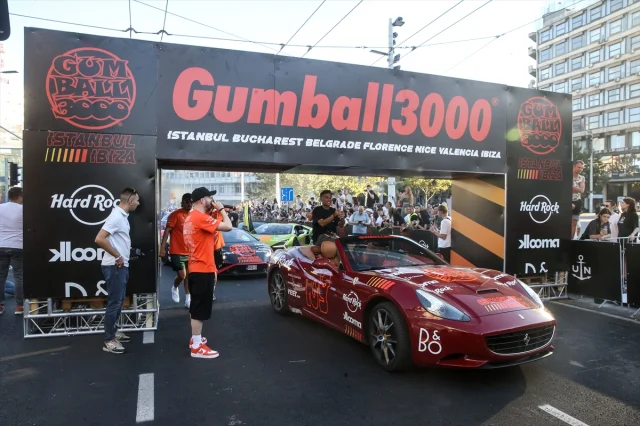 Gumball 3000 Rallisi Lüks Araçlarıyla Belgrad'da Gövde Gösterisi Yaptı