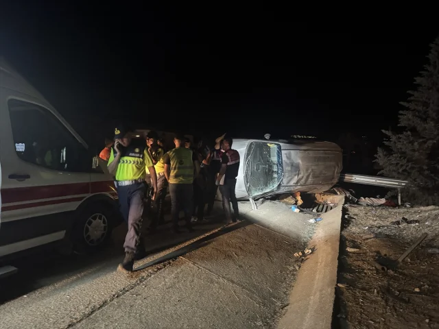 Gaziantep'te Feci Kaza: Lastik Patladı, Kamyonet Devrildi