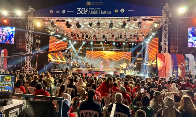 Ahilik Haftası'nda Kırşehir'de Coşkulu Konser Gecesi