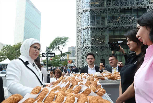 Emine Erdoğan New York'ta Simit Standında Sürpriz Ziyaret Ge...