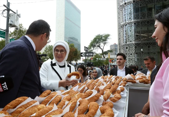 Emine Erdoğan New York'ta Simit Standında Sürpriz Ziyaret Gerçekleştirdi