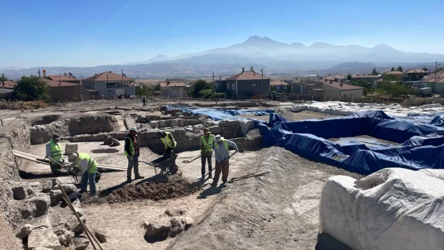Kayseri'de Gün Yüzüne Çıkan Tarihi Hazine Merak Uyandırıyor
