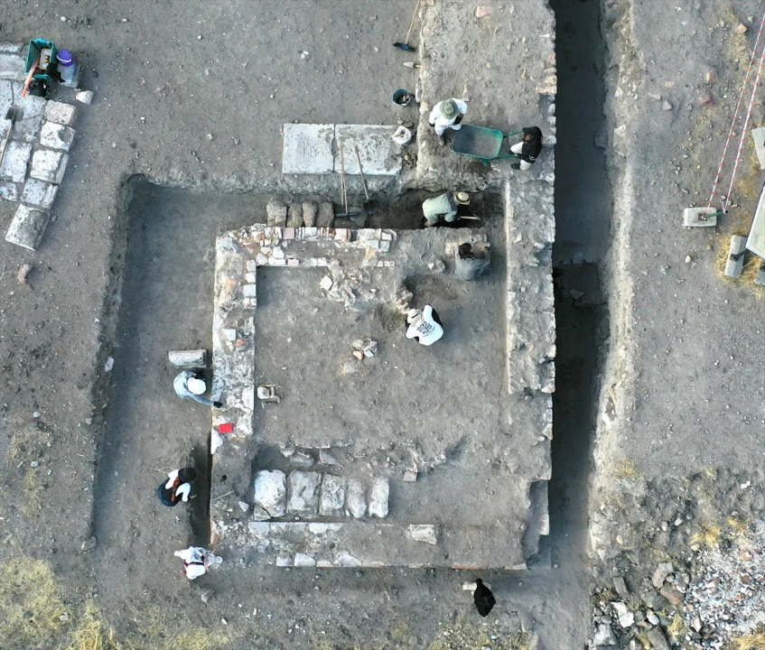 Ani Ören Yeri'nde Tarihe Işık Tutan Keşif: Selçuklu Kümbeti Ortaya Çıkarıldı