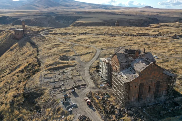 Ani Ören Yeri'nde Tarihe Işık Tutan Keşif: Selçuklu Kümbeti Ortaya Çıkarıldı
