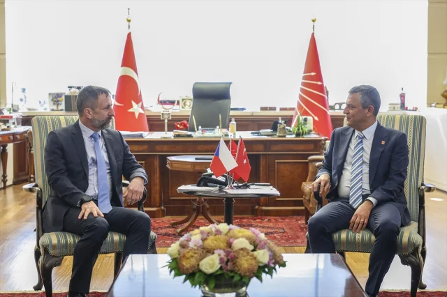 CHP Lideri Özel'den Diplomatik Atak: Çekya İle Görüşmeler Hız Kazanıyor