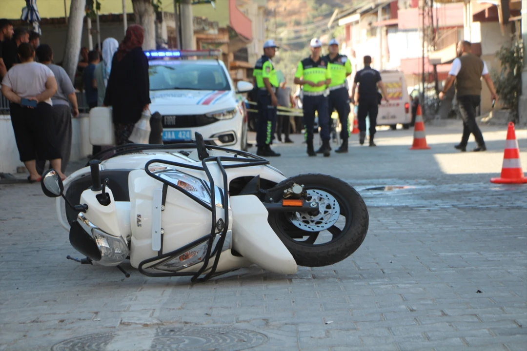 Aydın'da Gençlerin Tehlikeli Yolculuğu: Ehliyetsiz Motosikletler Çarpıştı