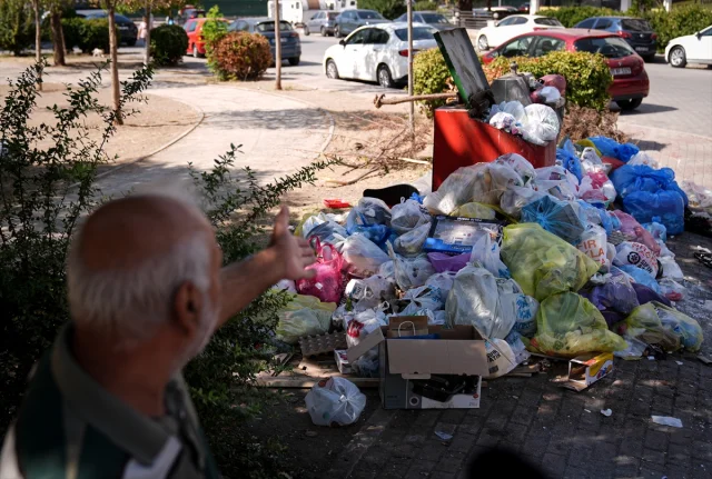 İzmir Karşıyaka'da Çöpler Alarma Geçirdi