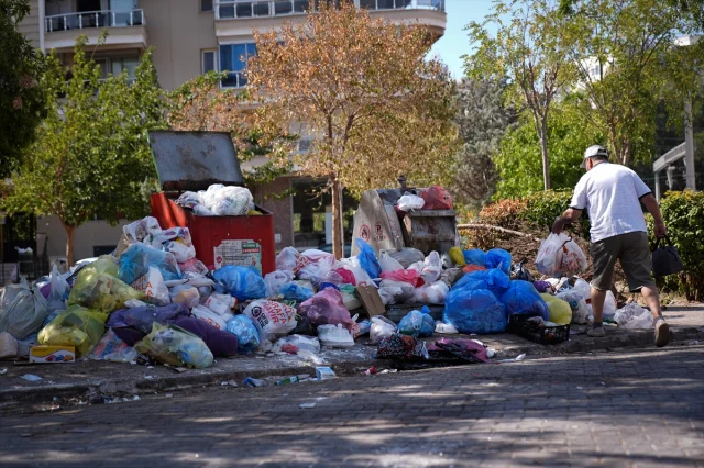 İzmir Karşıyaka'da Çöpler Alarma Geçirdi