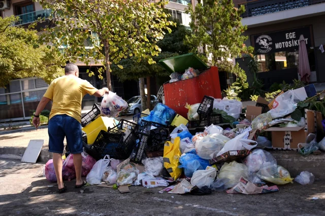 İzmir Karşıyaka'da Çöpler Alarma Geçirdi
