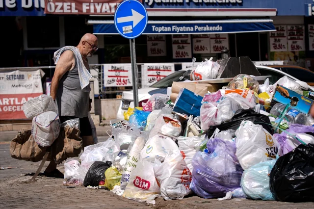 İzmir Karşıyaka'da Çöpler Alarma Geçirdi