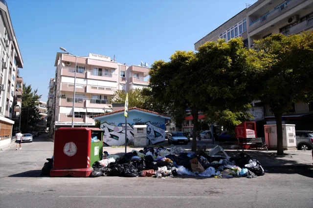 İzmir Karşıyaka'da Çöpler Alarma Geçirdi
